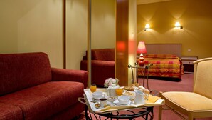 Quadruple Room | Desk, soundproofing, iron/ironing board (on request), cribs (free) - Hôtel Restaurant Le Parc (Moulins)