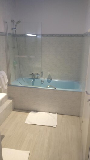 Baignoire relaxante profonde, articles de toilette gratuits