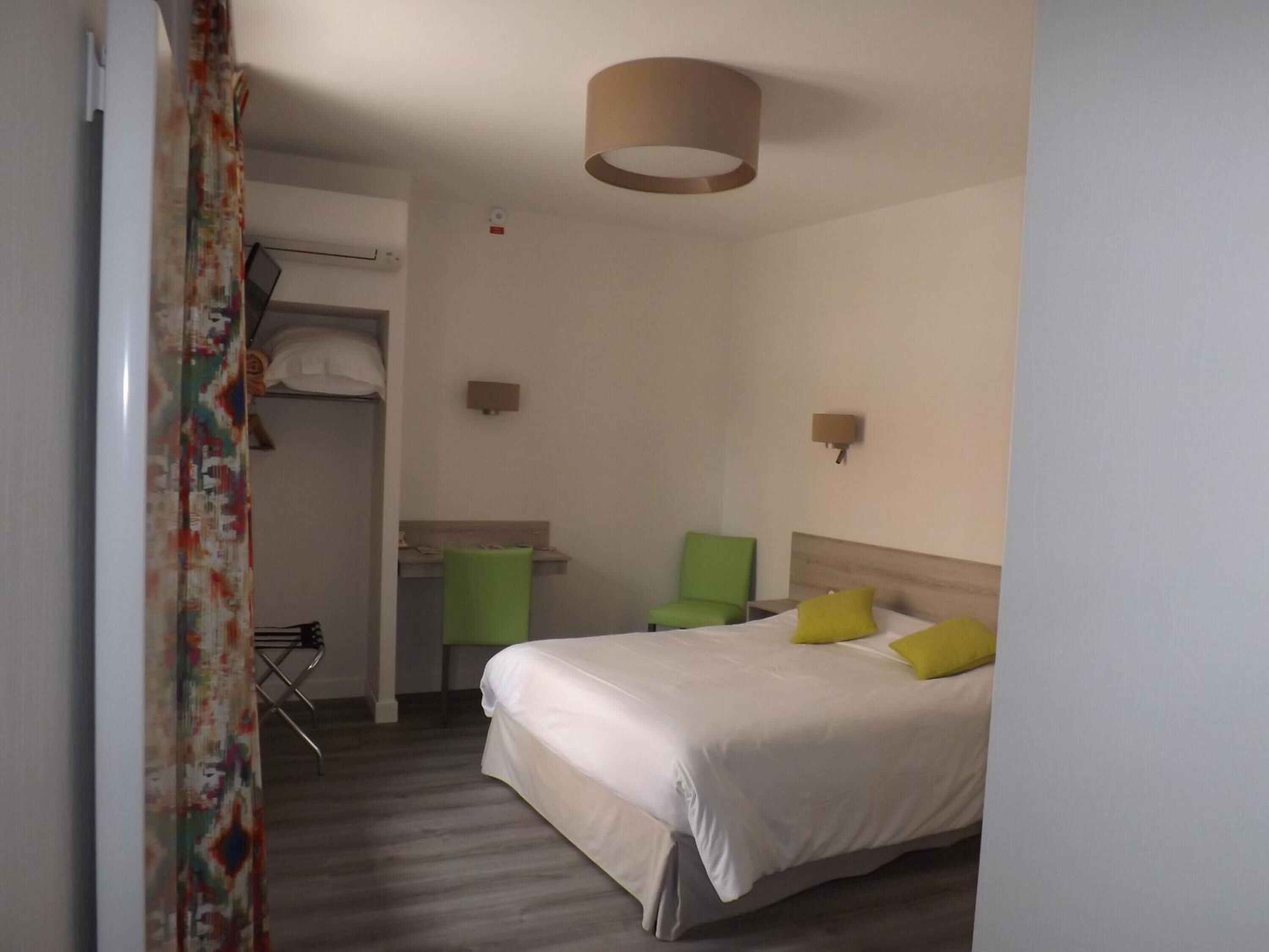 Bàn, phòng cách âm, bàn ủi/dụng cụ ủi quần áo 