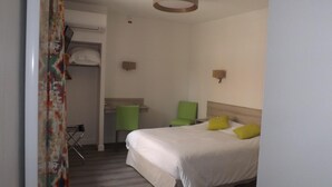 Desk, soundproofing, iron/ironing board (on request), cribs (free) - Hôtel Restaurant Le Parc (Moulins)