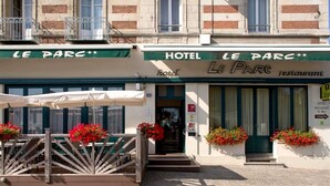Property entrance - Hôtel Restaurant Le Parc (Moulins)