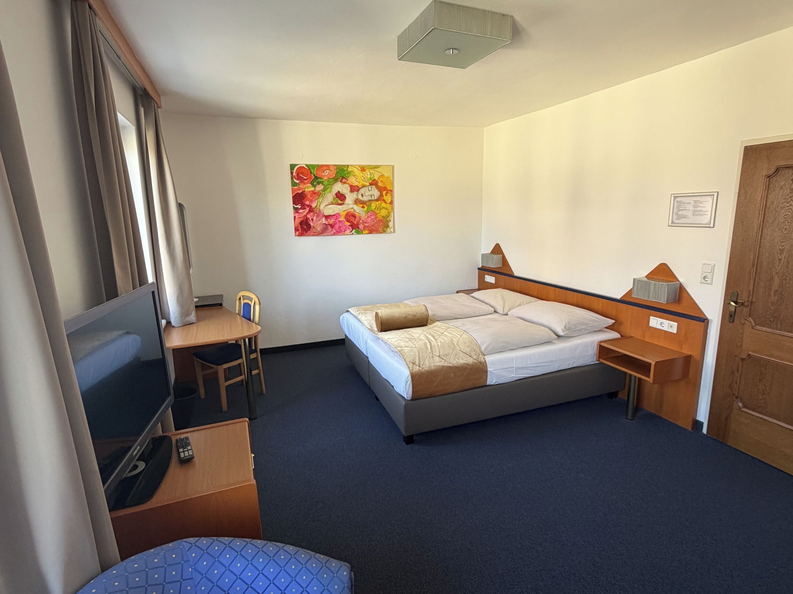 Habitación triple estándar | Minibar, caja fuerte, escritorio y sistema de insonorización