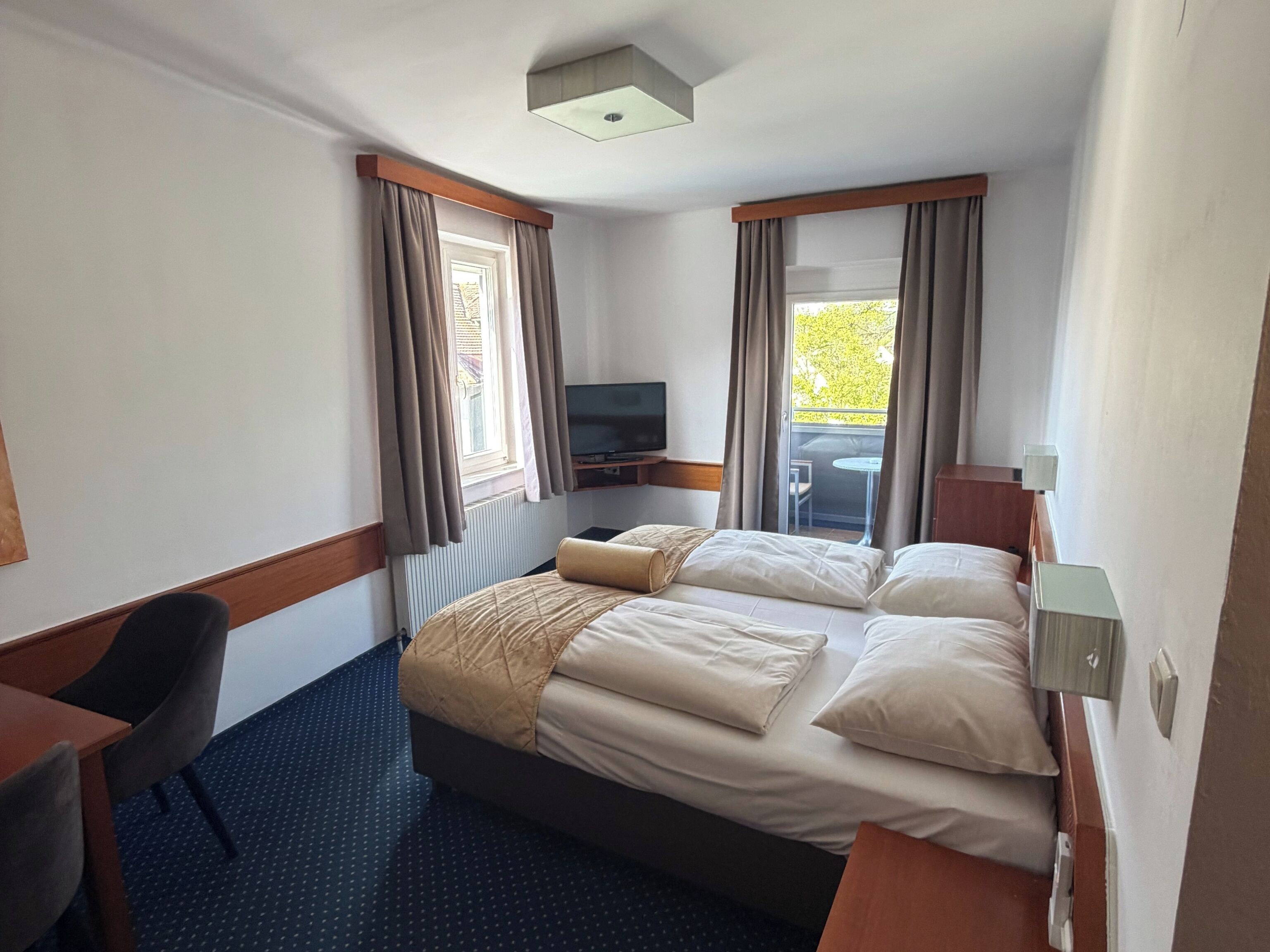 Triple room with Balcony | Minibar, caja fuerte, escritorio y sistema de insonorización