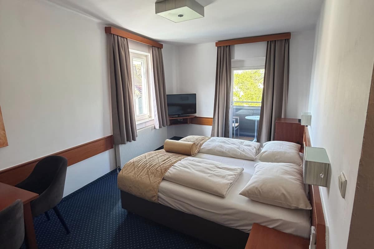 Minibar, caja de seguridad en la habitación y escritorio