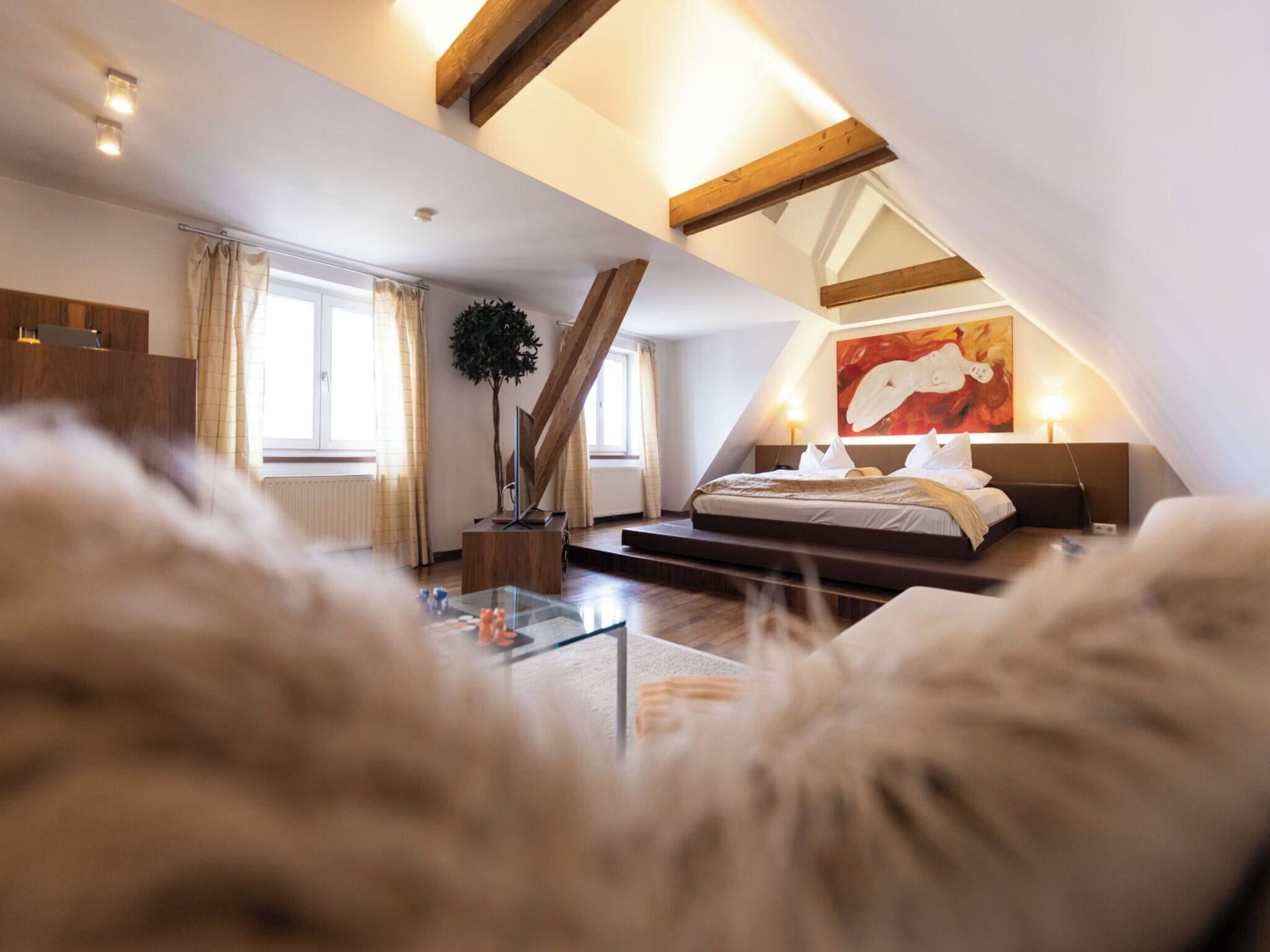 Studio suite | Een minibar, een kluis op de kamer, een bureau, geluiddichte muren