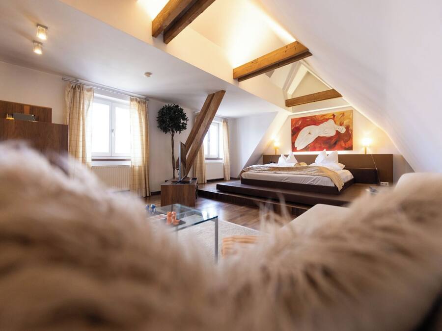 Studio suite | Een minibar, een kluis op de kamer, een bureau, geluiddichte muren