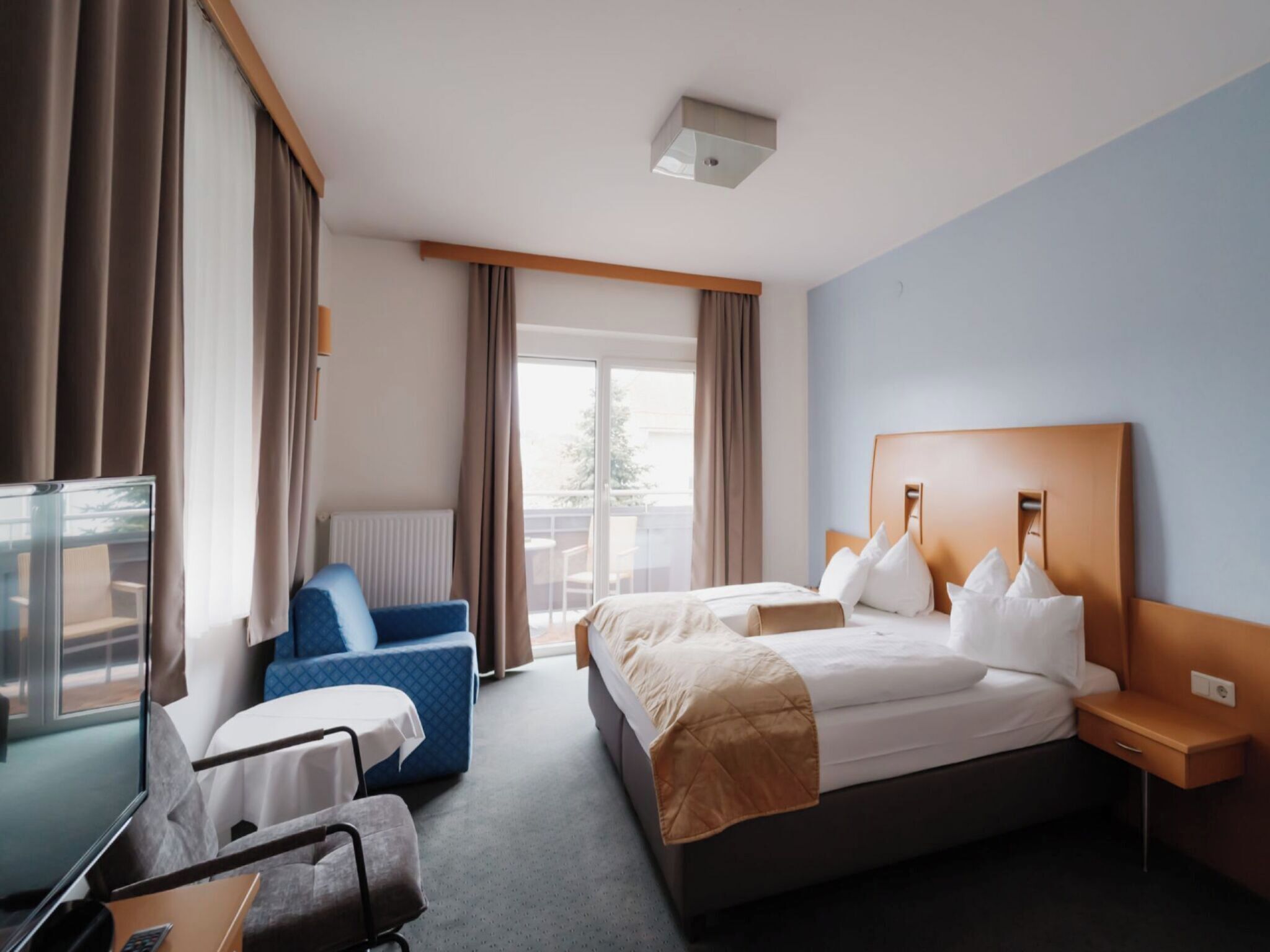 Minibar, safe på rommet, skrivebord og lydisolert