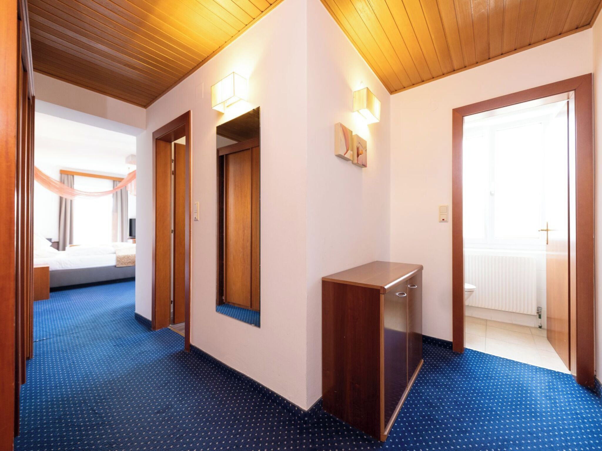 Minibar, Zimmersafe, Schreibtisch, schallisolierte Zimmer