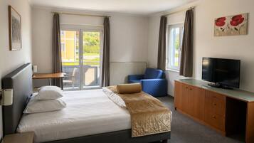 Værelse til 3 personer | Minibar, pengeskab på værelset, skrivebord, lydisolering