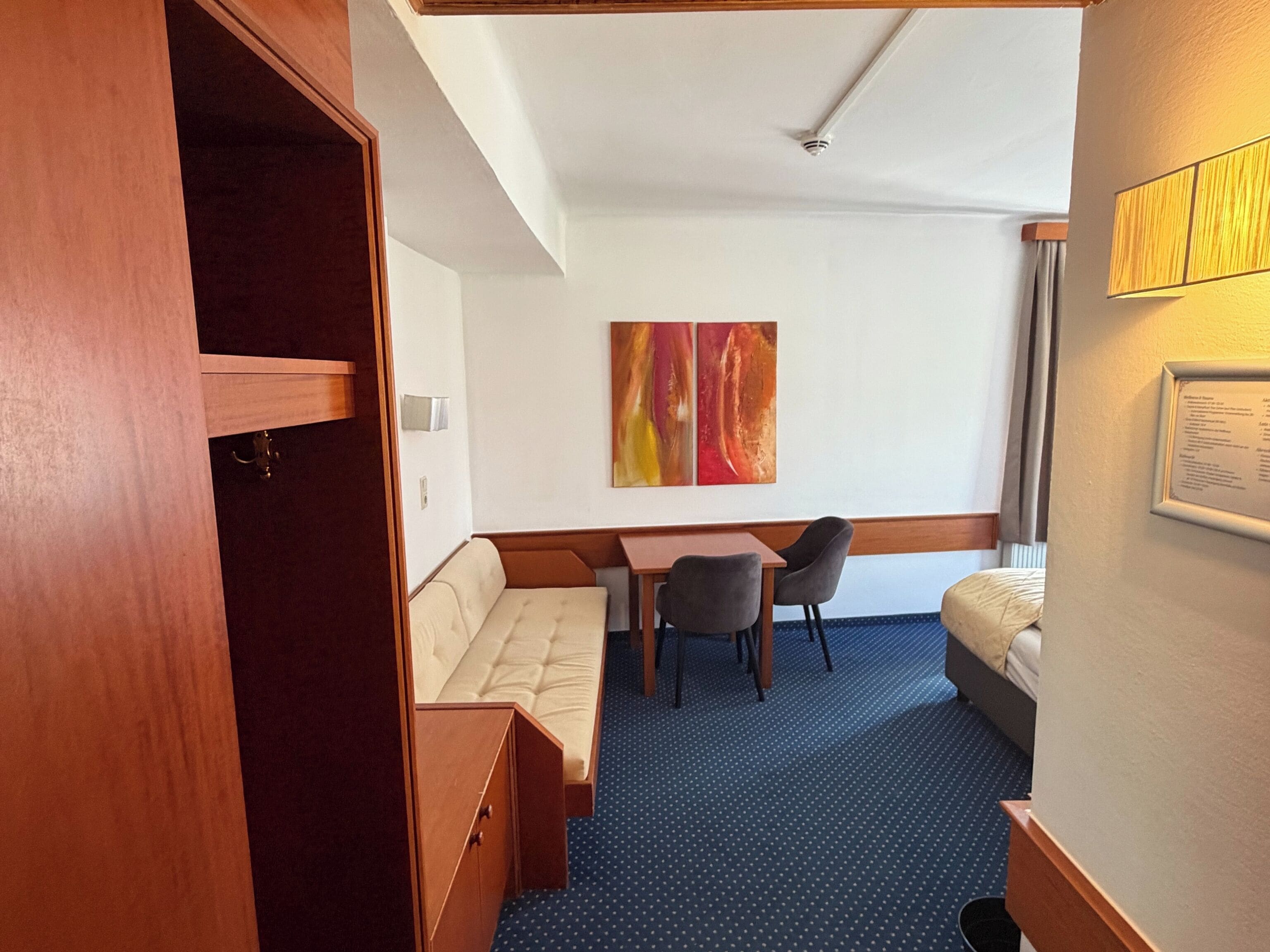 Triple room with Balcony | 迷你吧、房內夾萬、書桌、隔音