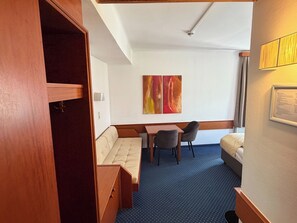 Triple room with Balcony | Minibar, caja fuerte, escritorio y sistema de insonorización