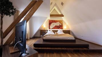 Studio suite | Een minibar, een kluis op de kamer, een bureau, geluiddichte muren