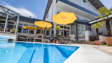 Una piscina cubierta, una piscina al aire libre