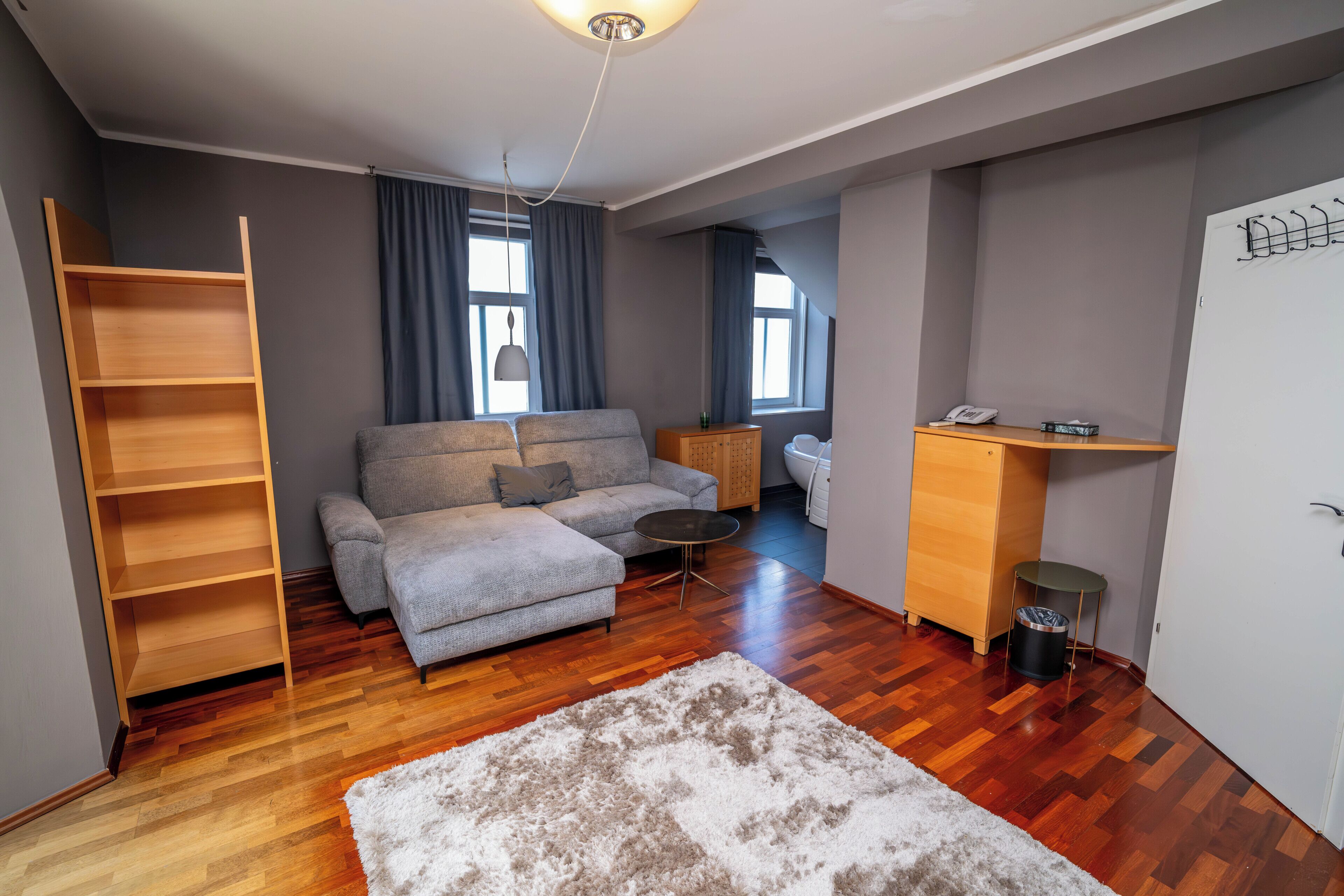 Economy vierpersoonskamer | Een minibar, een kluis op de kamer, een bureau, geluiddichte muren