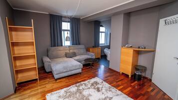 Economy vierpersoonskamer | Een minibar, een kluis op de kamer, een bureau, geluiddichte muren