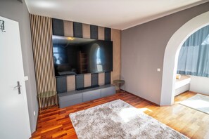 Habitación cuádruple económica | Minibar, caja fuerte, escritorio y sistema de insonorización