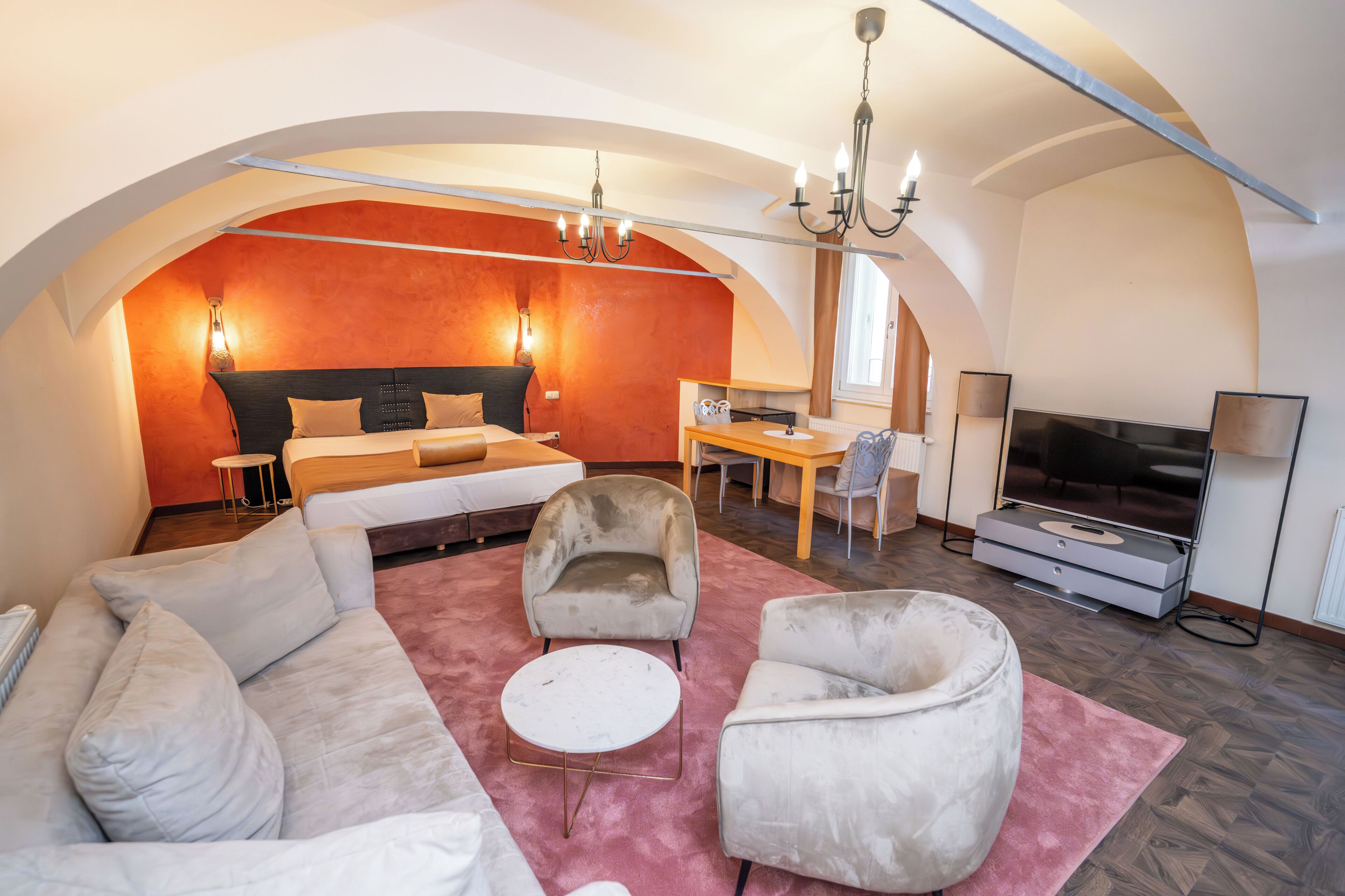 Minibar, coffres-forts dans les chambres, bureau, chambres insonorisées