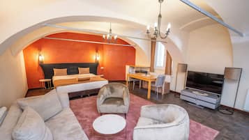 Suite estudio junior | Minibar, caja fuerte, escritorio y sistema de insonorización