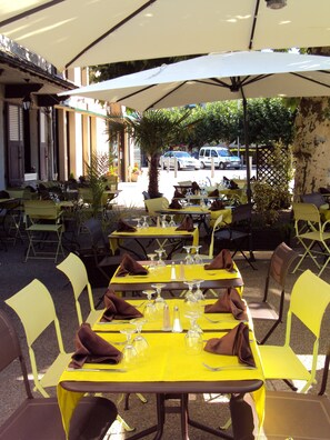 Déjeuner et dîner servis sur place, spécialités Cuisine française