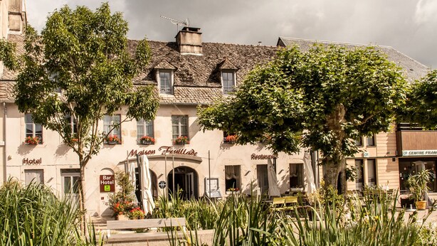 A traditional building with a sign reading "Maison Fortitude" and "Restaurant" indicating a hotel and dining establishment. - Hôtel Fouillade (Argentat-sur-Dordogne)