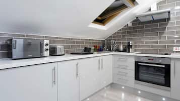 Superior Apartment, Private Bathroom (2 Bedroom Occupancy 8) | Shared kitchen