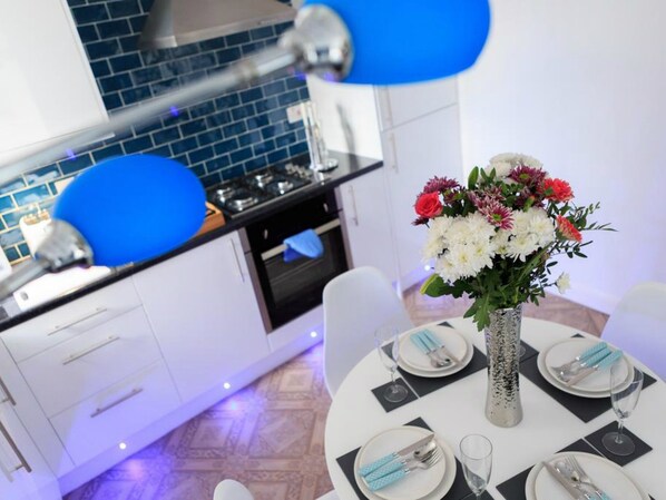 ์ํผ๋ฆฌ์ด ์ํํธ, ์ ์ฉ ์์ค (2 Bedroom Occupancy 8) | ๊ณต์ฉ ์ฃผ๋ฐฉ