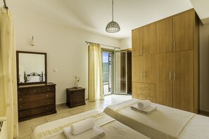 Vila, 3 quartos, piscina particular | 3 quartos, quartos à prova de som, ferros/tábuas de passar roupa