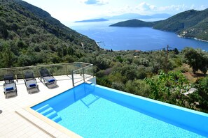 Outdoor pool, pool umbrellas, pool loungers - Villa Inna (Lefkada)