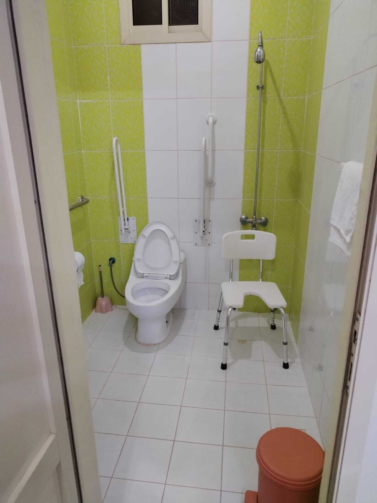 Shower, free toiletries, towels