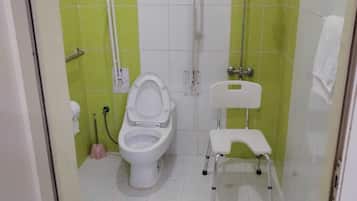 Shower, perlengkapan mandi gratis, dan handuk