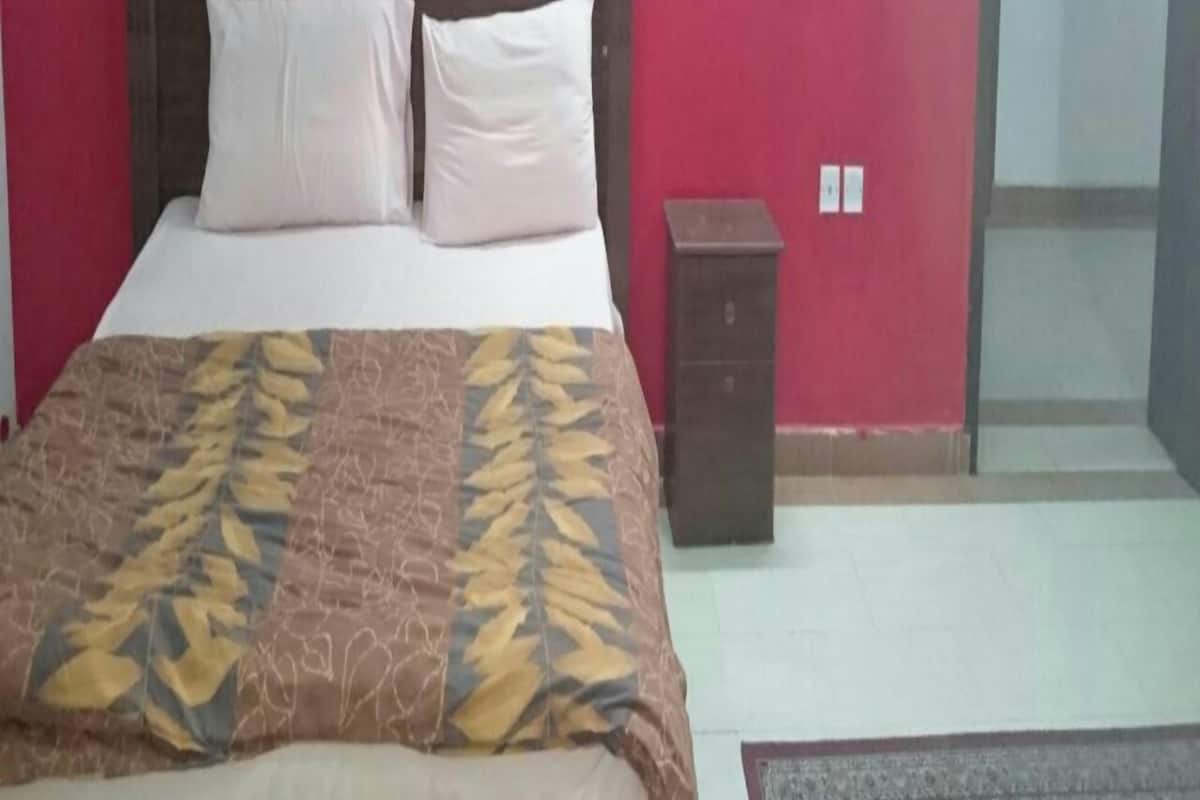 Single Room | Blackout drapes, free WiFi