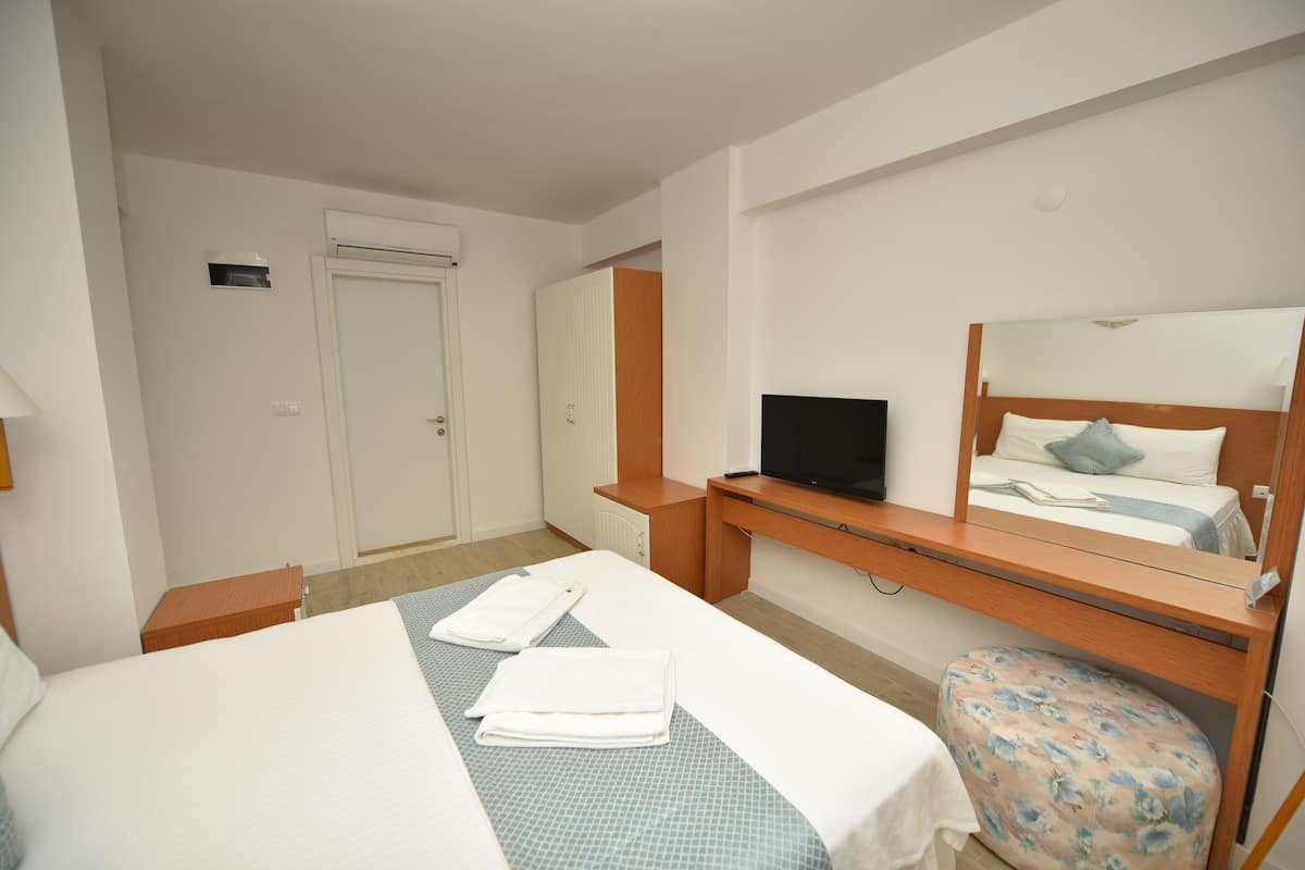 Een minibar, een kluis op de kamer, een bureau, gratis wifi