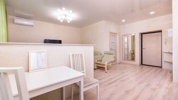 Superior-studio, keittiö | Olohuone | Plasmatelevisio