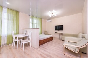 高級開放式客房, 廚房 | 書桌、熨斗/熨衣板、搖籃/嬰兒床、免費折疊床/加床