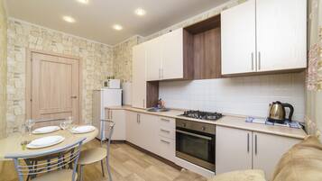 Superior-Apartment, 1 Schlafzimmer, Küche | Eigene Küche | Großer Kühlschrank, Mikrowelle, Herdplatte
