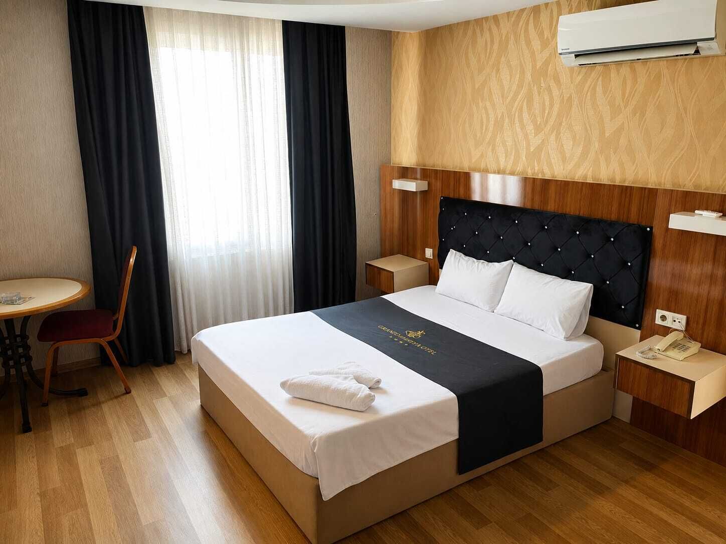 Suite | Een minibar, een kluis op de kamer, een bureau, geluiddichte muren