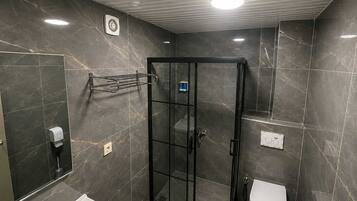 Dusche, kostenlose Toilettenartikel, Haartrockner, Hausschuhe