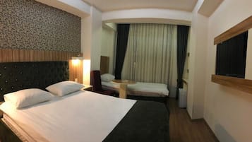 Standard Room | Minibar, in-room safe, desk, soundproofing