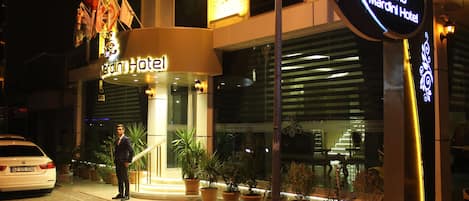 Fachada da propriedade à noite