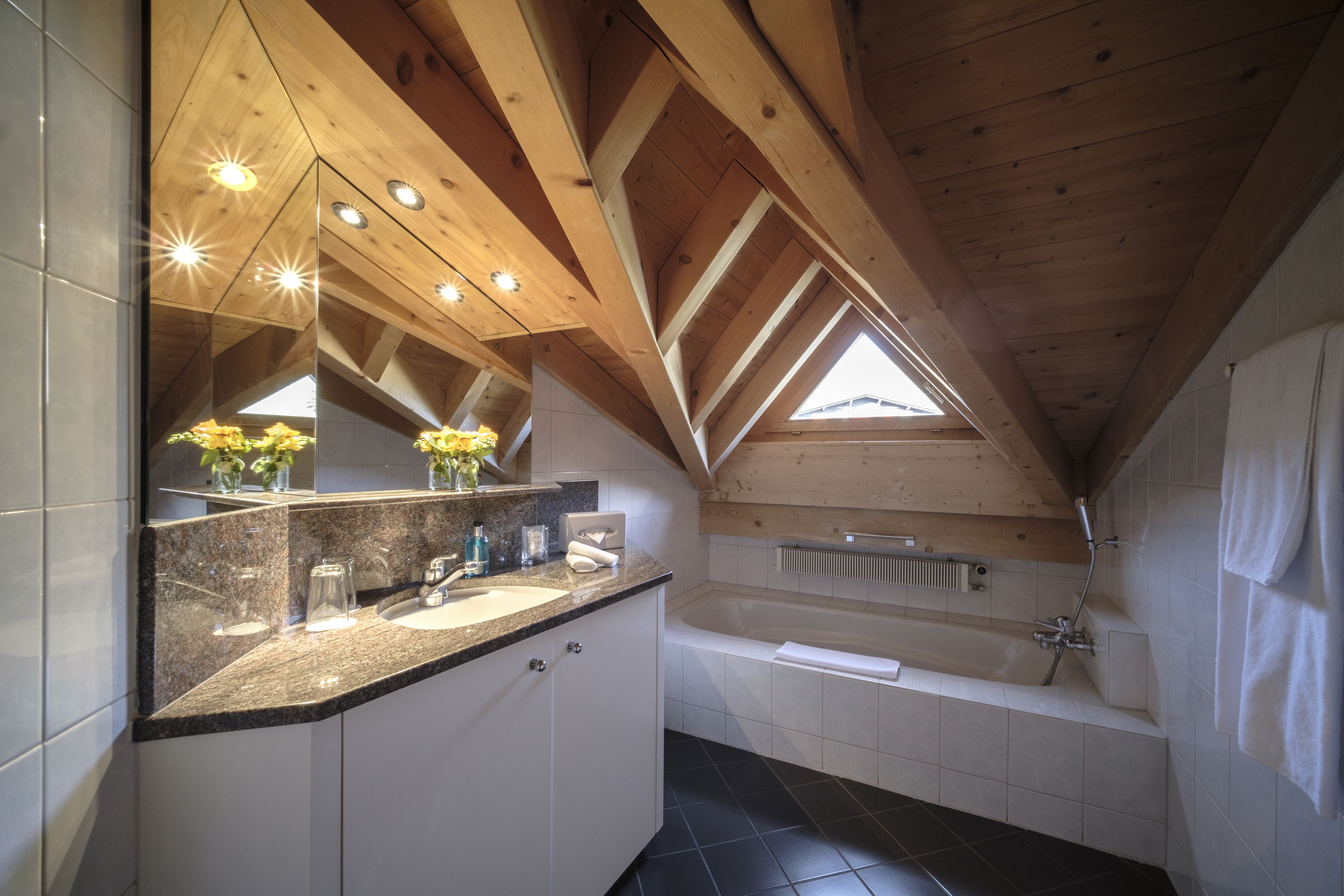 suite | deep-soaking bathtub