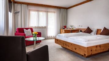 Suite Junior, vue lac, en bord de lac | Literie de qualité supérieure, coffres-forts dans les chambres, bureau