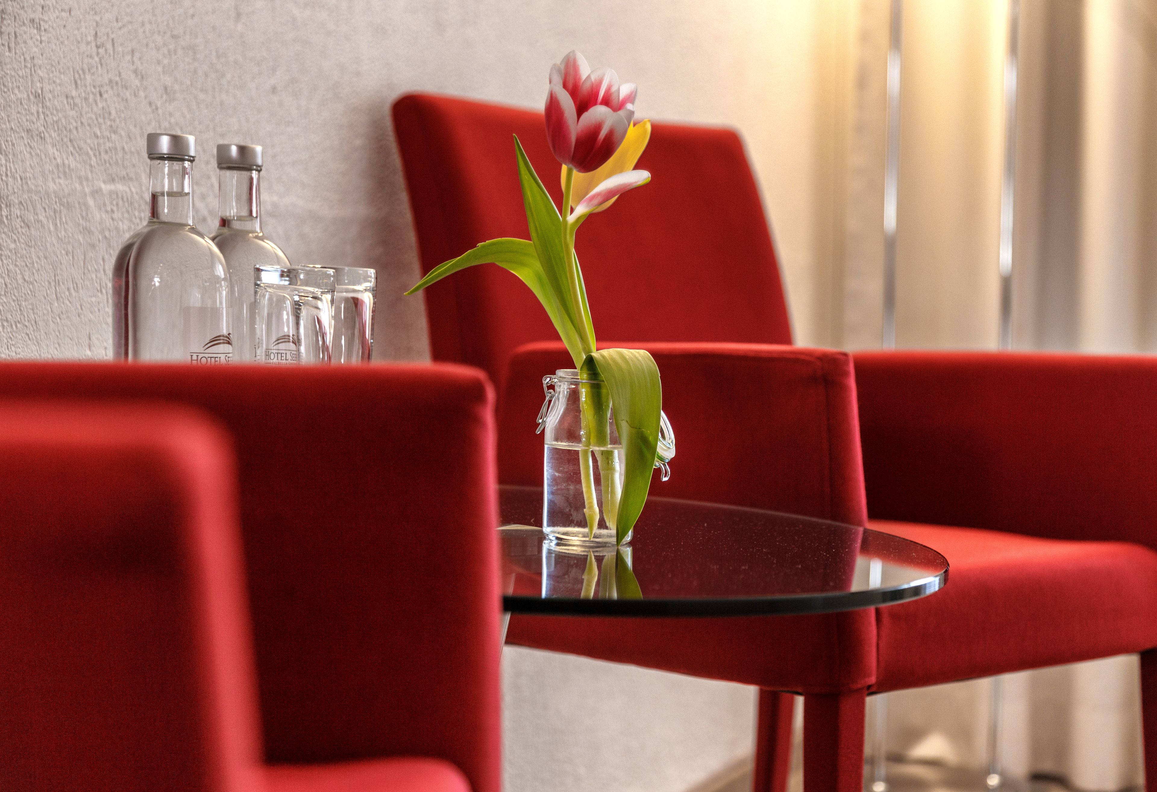 Premium bedding, in-room safe, desk, blackout drapes