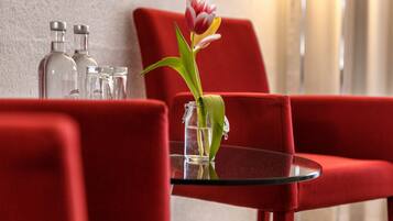 Hochwertige Bettwaren, Zimmersafe, Schreibtisch, Verdunkelungsvorhänge