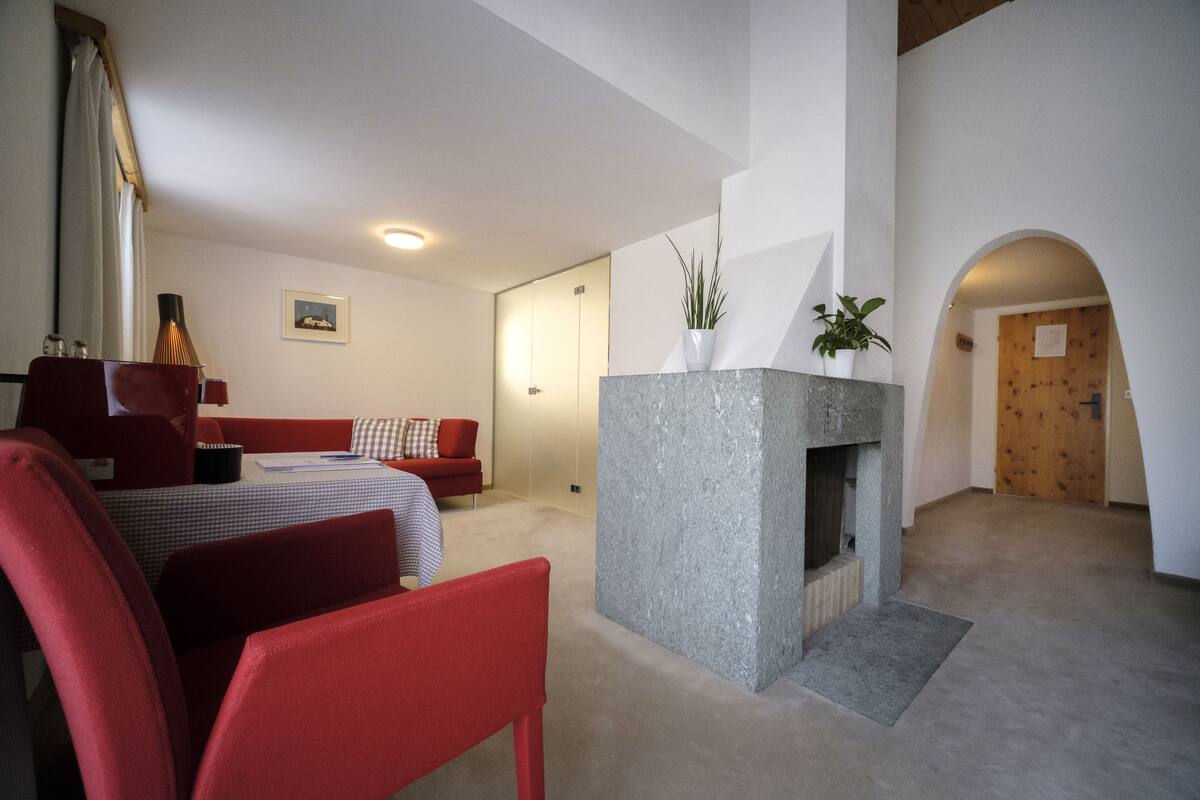 suite | living room | flat-screen tv