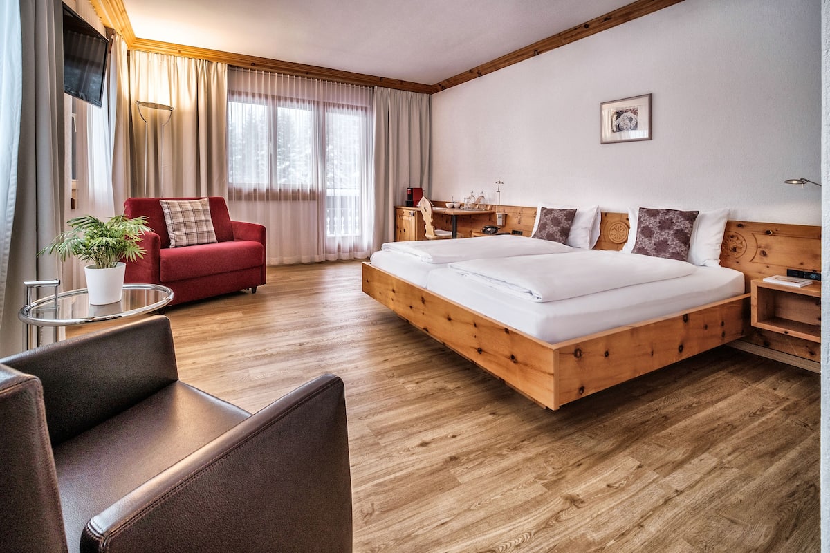 Suite Junior, vista lago, lato lago | Biancheria da letto di alta qualità, una cassaforte in camera