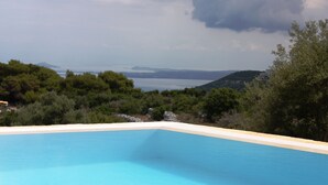 Utomhuspool, parasoller och solstolar