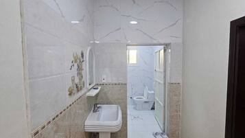 Shower, free toiletries, towels