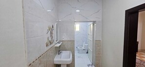 Shower, free toiletries, towels