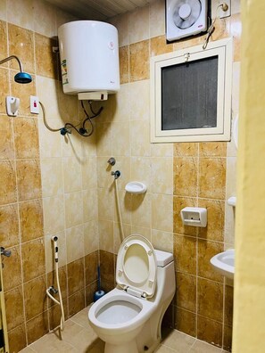 Departamento, 2 habitaciones | Baño | Regadera, amenidades de baño gratuitas, pantuflas, toallas 