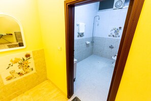 Shower, free toiletries, towels - Al Eairy Furnished Apartments Al Baha 4 (Al Baha)